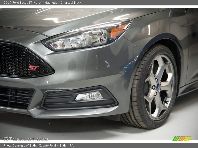 Magnetic / Charcoal Black 2017 Ford Focus ST Hatch