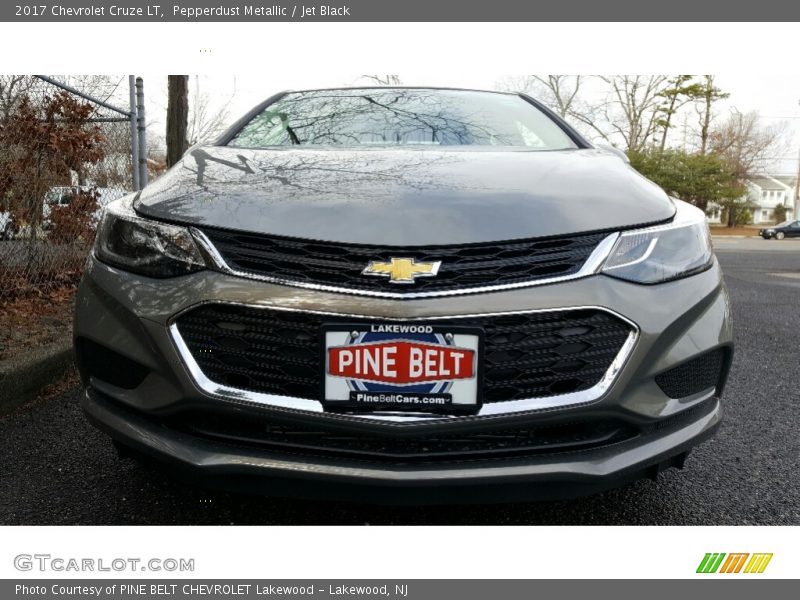Pepperdust Metallic / Jet Black 2017 Chevrolet Cruze LT