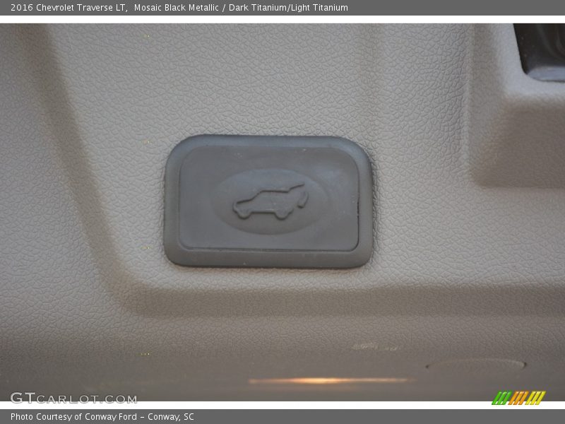 Mosaic Black Metallic / Dark Titanium/Light Titanium 2016 Chevrolet Traverse LT