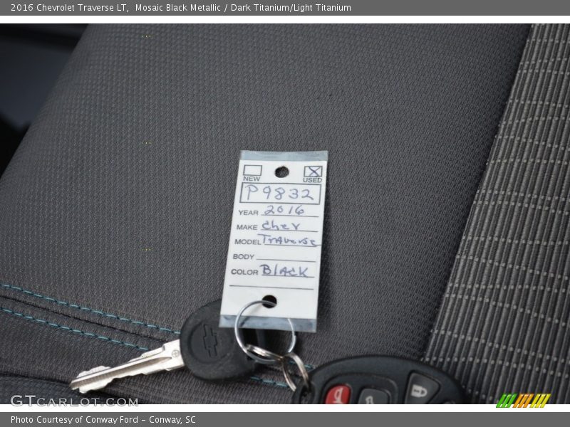Mosaic Black Metallic / Dark Titanium/Light Titanium 2016 Chevrolet Traverse LT