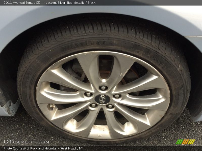 Iridescent Silver Blue Metallic / Black 2011 Hyundai Sonata SE