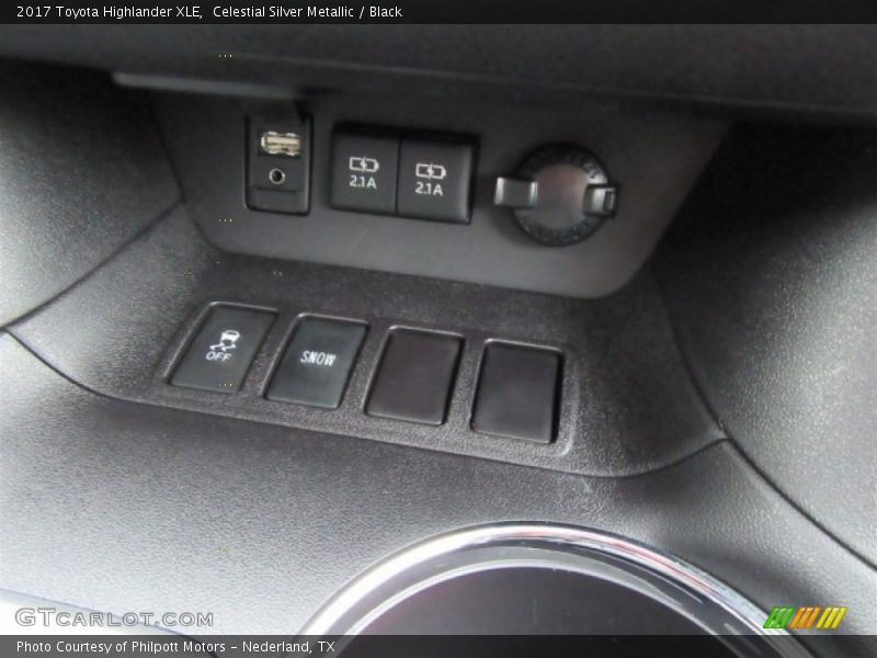 Celestial Silver Metallic / Black 2017 Toyota Highlander XLE