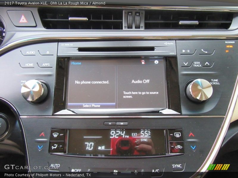 Controls of 2017 Avalon XLE