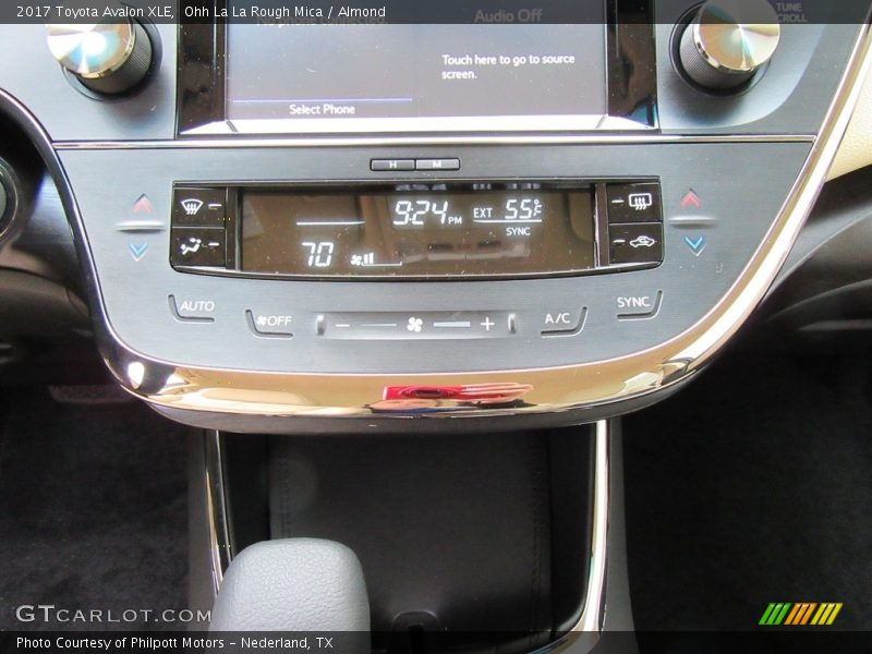 Controls of 2017 Avalon XLE