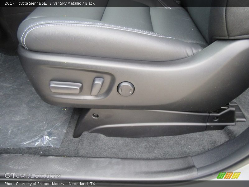 Silver Sky Metallic / Black 2017 Toyota Sienna SE