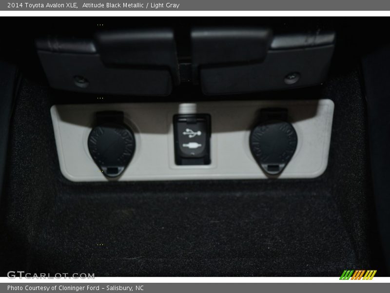 Attitude Black Metallic / Light Gray 2014 Toyota Avalon XLE