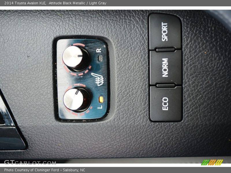 Attitude Black Metallic / Light Gray 2014 Toyota Avalon XLE