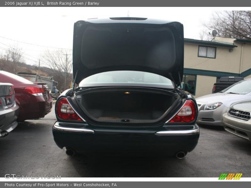 British Racing Green / Barley 2006 Jaguar XJ XJ8 L
