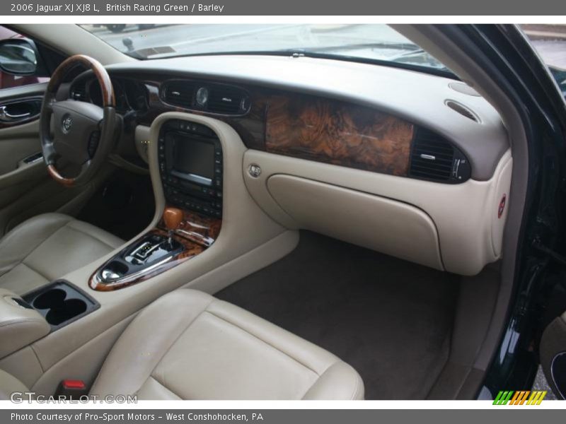 British Racing Green / Barley 2006 Jaguar XJ XJ8 L