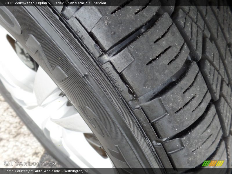 Reflex Silver Metallic / Charcoal 2016 Volkswagen Tiguan S