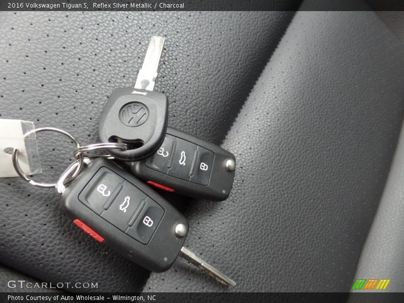 Reflex Silver Metallic / Charcoal 2016 Volkswagen Tiguan S