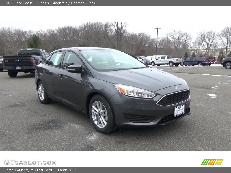 Magnetic / Charcoal Black 2017 Ford Focus SE Sedan