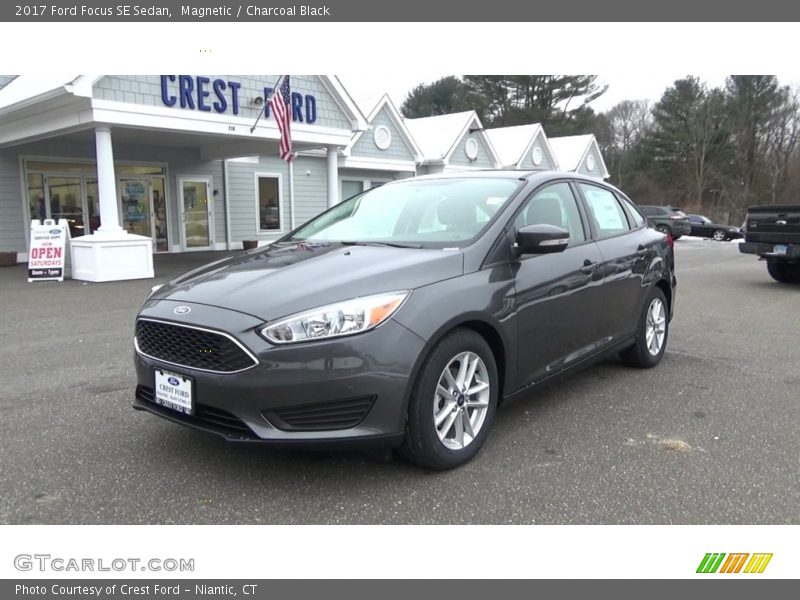 Magnetic / Charcoal Black 2017 Ford Focus SE Sedan