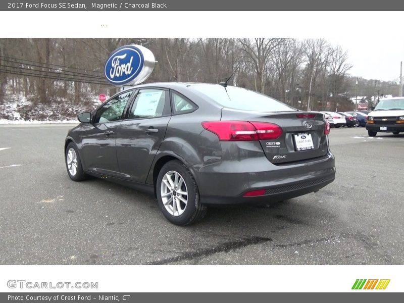Magnetic / Charcoal Black 2017 Ford Focus SE Sedan