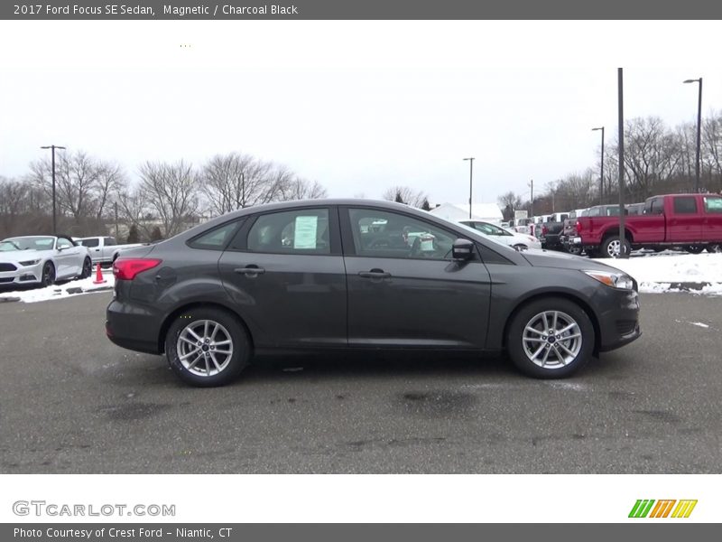 Magnetic / Charcoal Black 2017 Ford Focus SE Sedan