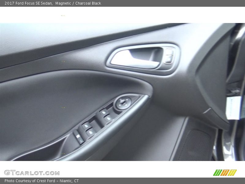Magnetic / Charcoal Black 2017 Ford Focus SE Sedan