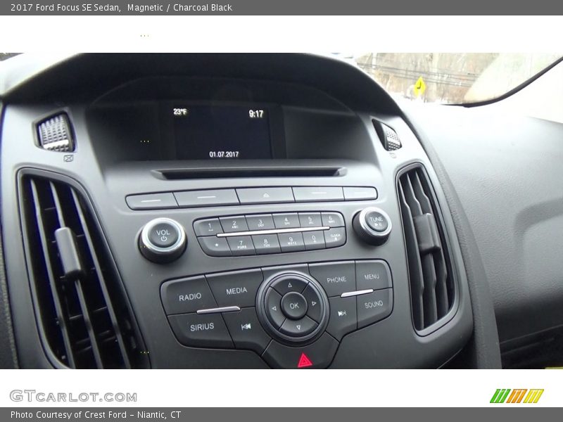 Magnetic / Charcoal Black 2017 Ford Focus SE Sedan