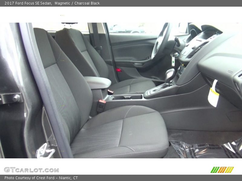 Magnetic / Charcoal Black 2017 Ford Focus SE Sedan