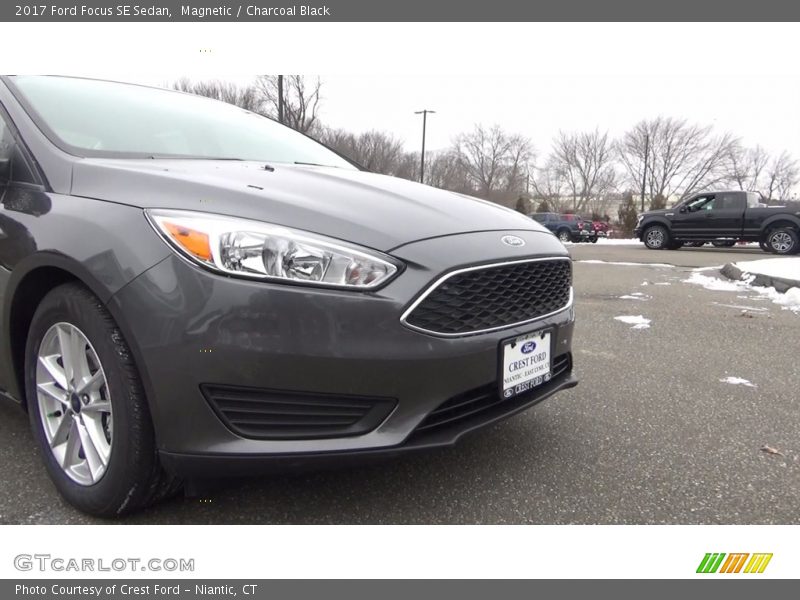 Magnetic / Charcoal Black 2017 Ford Focus SE Sedan