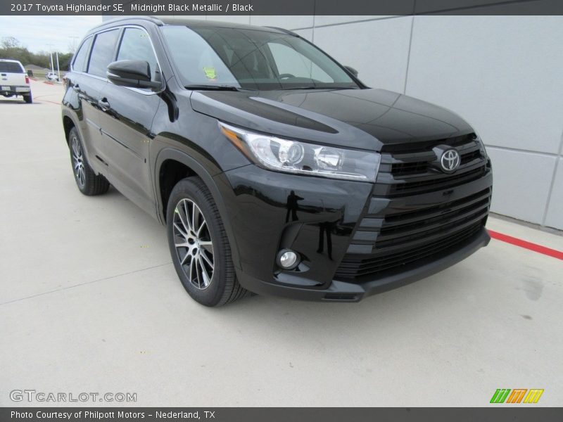 Midnight Black Metallic / Black 2017 Toyota Highlander SE