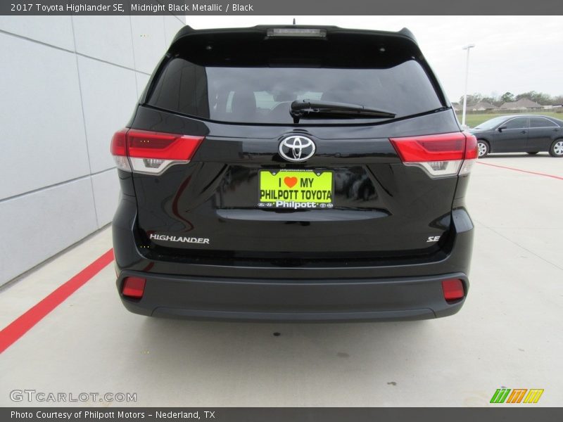 Midnight Black Metallic / Black 2017 Toyota Highlander SE