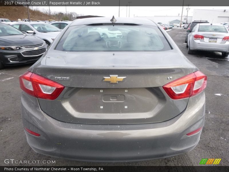 Pepperdust Metallic / Jet Black 2017 Chevrolet Cruze LT