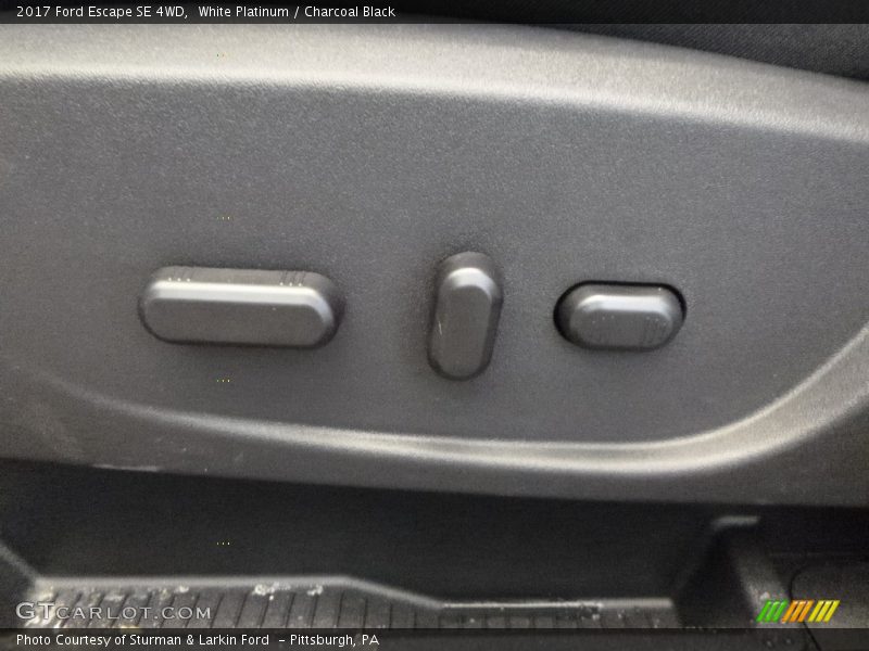 White Platinum / Charcoal Black 2017 Ford Escape SE 4WD