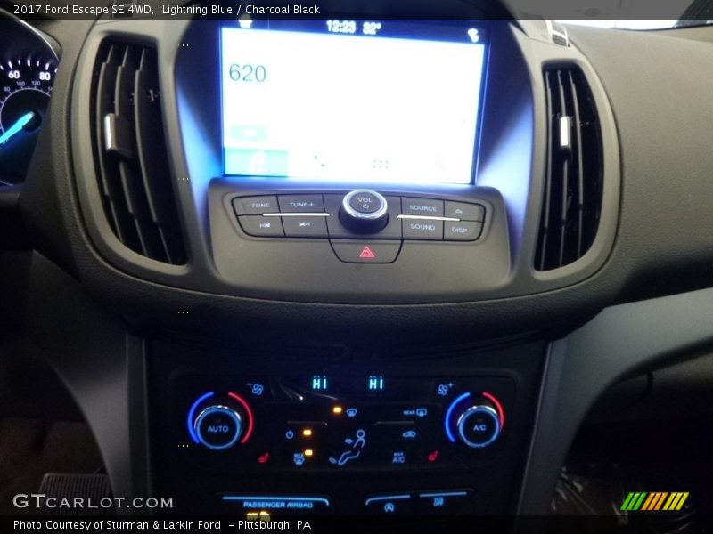 Lightning Blue / Charcoal Black 2017 Ford Escape SE 4WD