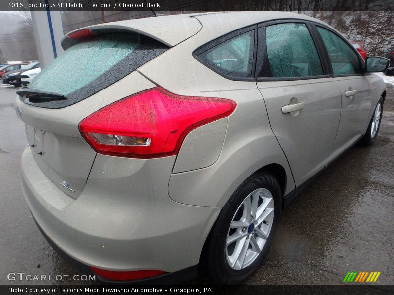 Tectonic / Charcoal Black 2016 Ford Focus SE Hatch