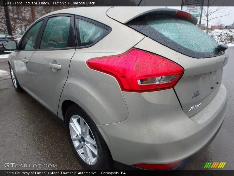 Tectonic / Charcoal Black 2016 Ford Focus SE Hatch