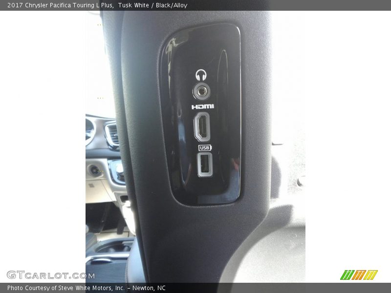 Tusk White / Black/Alloy 2017 Chrysler Pacifica Touring L Plus