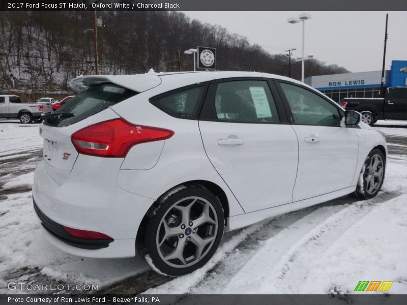 Oxford White / Charcoal Black 2017 Ford Focus ST Hatch