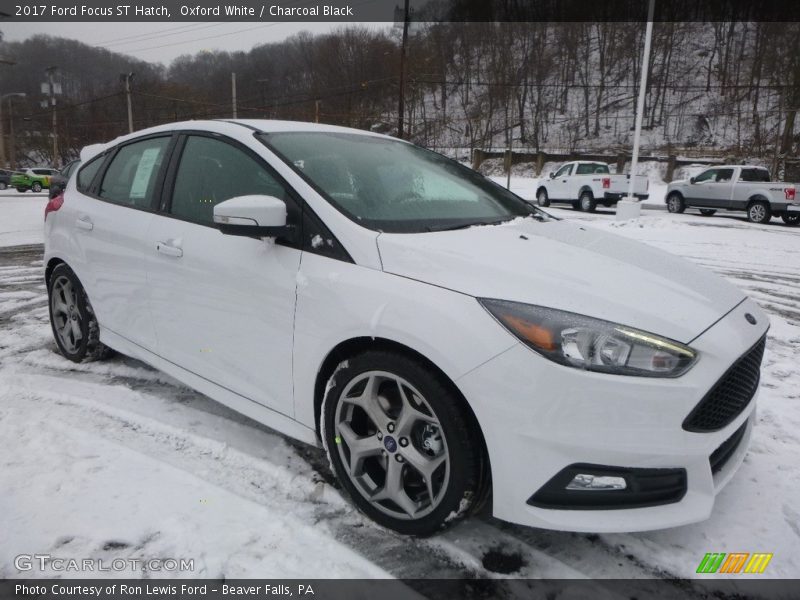Oxford White / Charcoal Black 2017 Ford Focus ST Hatch