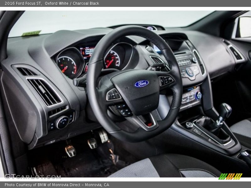 Oxford White / Charcoal Black 2016 Ford Focus ST