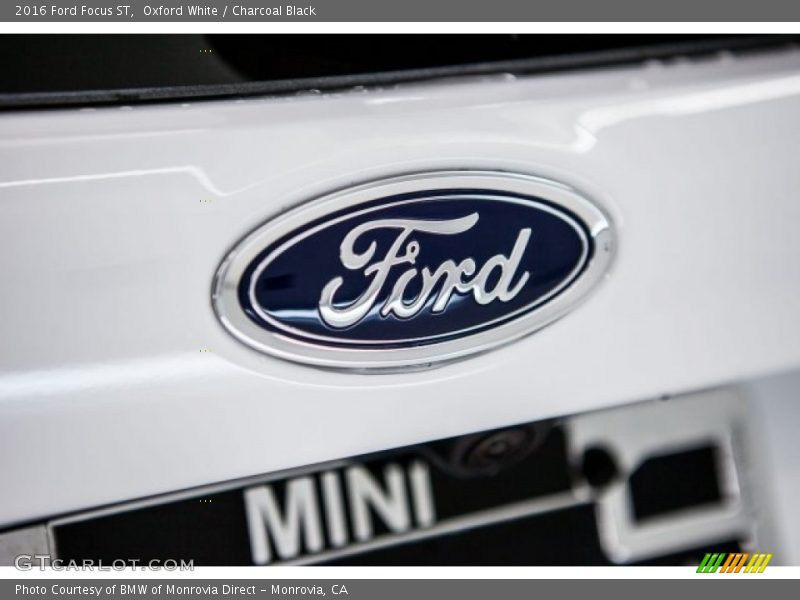 Oxford White / Charcoal Black 2016 Ford Focus ST