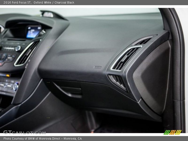 Oxford White / Charcoal Black 2016 Ford Focus ST