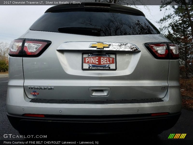 Silver Ice Metallic / Ebony 2017 Chevrolet Traverse LT