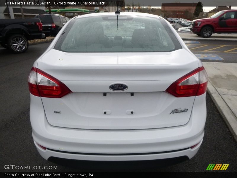 Oxford White / Charcoal Black 2014 Ford Fiesta SE Sedan