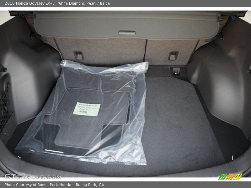 White Diamond Pearl / Beige 2016 Honda Odyssey EX-L
