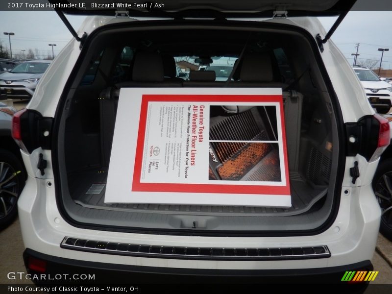 Blizzard White Pearl / Ash 2017 Toyota Highlander LE