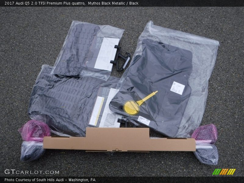 Mythos Black Metallic / Black 2017 Audi Q5 2.0 TFSI Premium Plus quattro