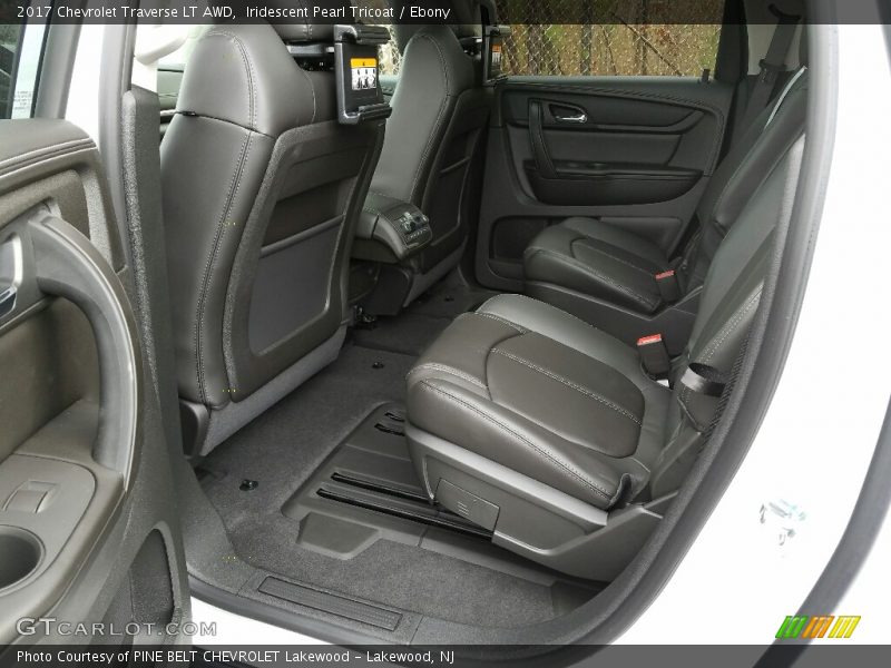 Iridescent Pearl Tricoat / Ebony 2017 Chevrolet Traverse LT AWD
