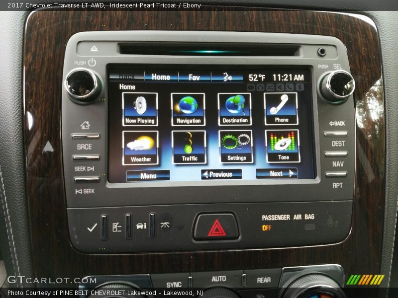 Iridescent Pearl Tricoat / Ebony 2017 Chevrolet Traverse LT AWD