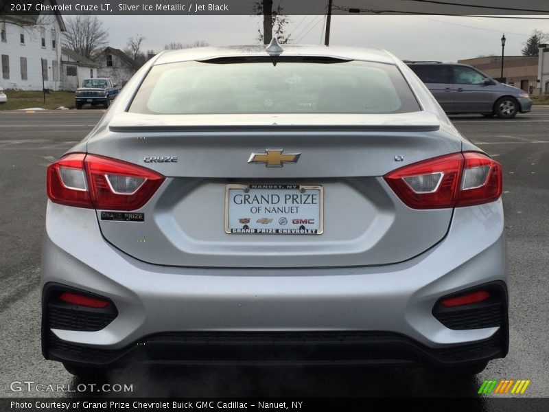 Silver Ice Metallic / Jet Black 2017 Chevrolet Cruze LT