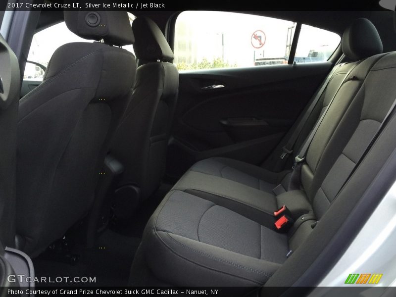 Silver Ice Metallic / Jet Black 2017 Chevrolet Cruze LT