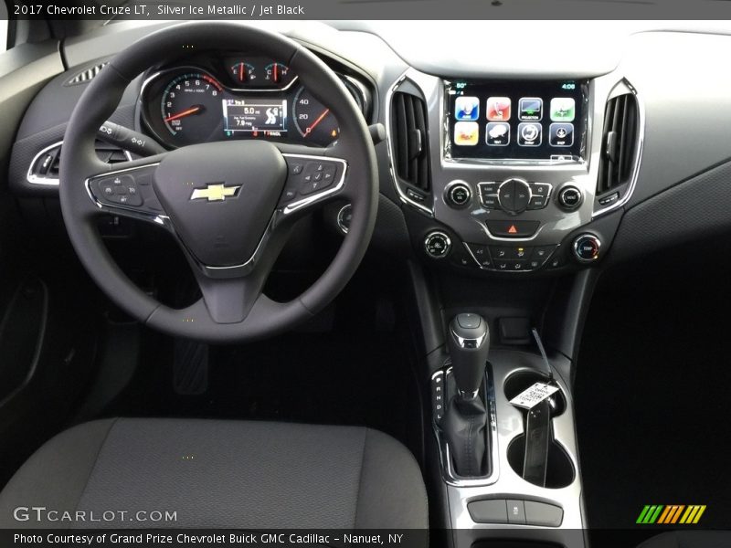 Silver Ice Metallic / Jet Black 2017 Chevrolet Cruze LT