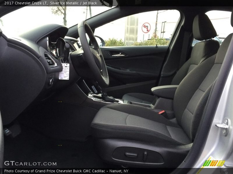 Silver Ice Metallic / Jet Black 2017 Chevrolet Cruze LT