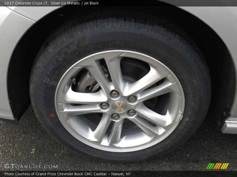Silver Ice Metallic / Jet Black 2017 Chevrolet Cruze LT