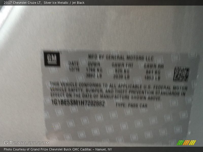 Silver Ice Metallic / Jet Black 2017 Chevrolet Cruze LT