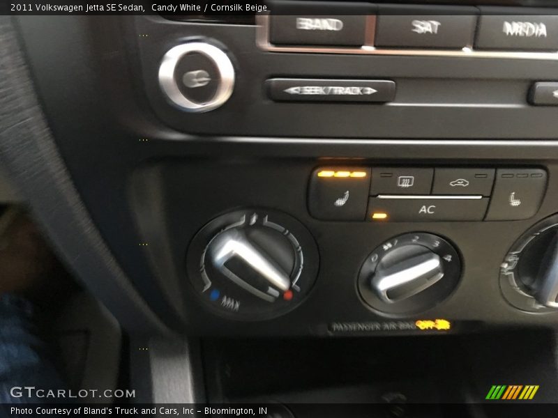 Candy White / Cornsilk Beige 2011 Volkswagen Jetta SE Sedan